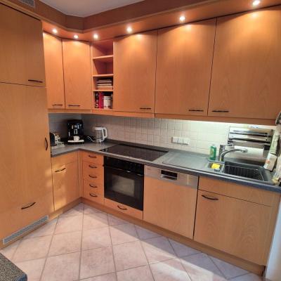 9. Massive Holzeinbauküche