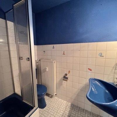 15. Separates Duschbad