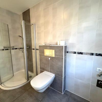 9. Renoviertes Bad Mit Bodentiefer Dusche