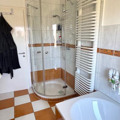 13. Tageslichtbad M. Bodentiefer Dusche Eg