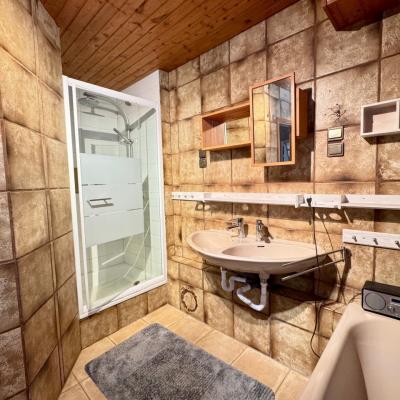 16mit Dusche