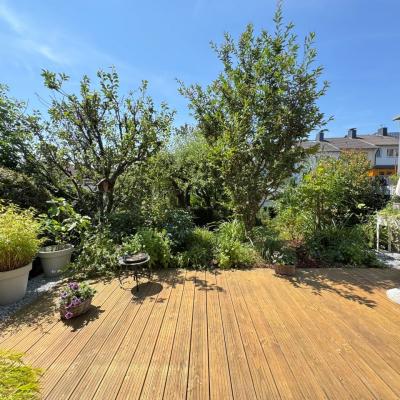21. Neuwertige Holzterrasse